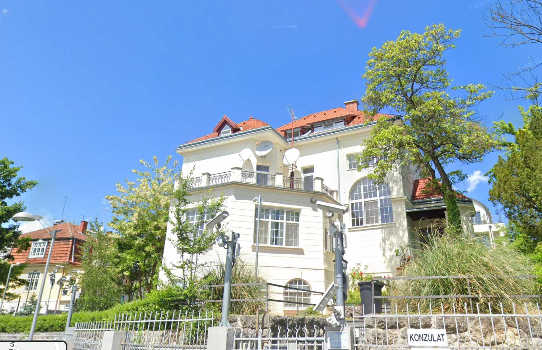 Параболические антенны и решетки Яги— Удда на посольстве России в Республике Хорватии (Google Earth)