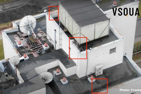 Контейнер и антенна на крыше здания в Варшаве, где живут российские дипломаты  (Frontstory.pl)